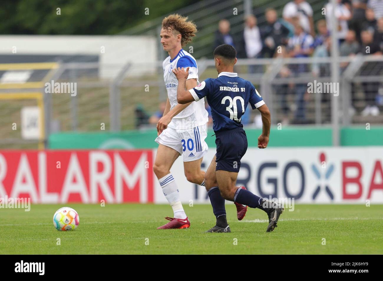 Oldenburg, Deutschland. 31.. Juli 2022. firo : 07/31/2022, Fußball, Fußball, 1. Liga, 1. Bundesliga, Saison 2022/2023, DFB-Pokal, Bremer SV, Bremen - FC Schalke 04 Alex Král, Kral Duels Credit: dpa/Alamy Live News Stockfoto