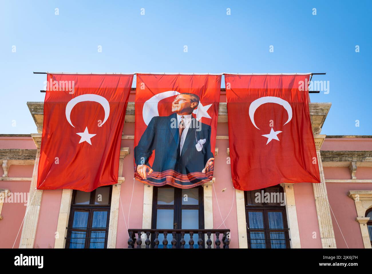 Edirne, Türkei - August 2022 : Mustafa Kemal Atatürk Portrait und türkische Flagge beim Regierungsgebäude in der Türkei. Stockfoto