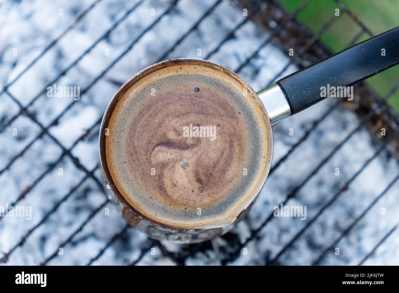 Kaffee im Freien auf dem Grill zubereiten Stockfoto