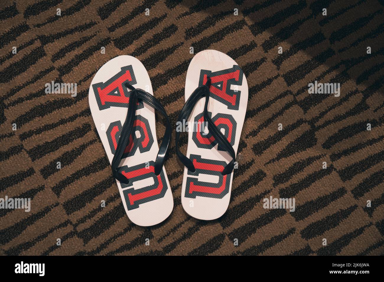 Flip Flops mit USA-Titel im Hotel Stockfoto