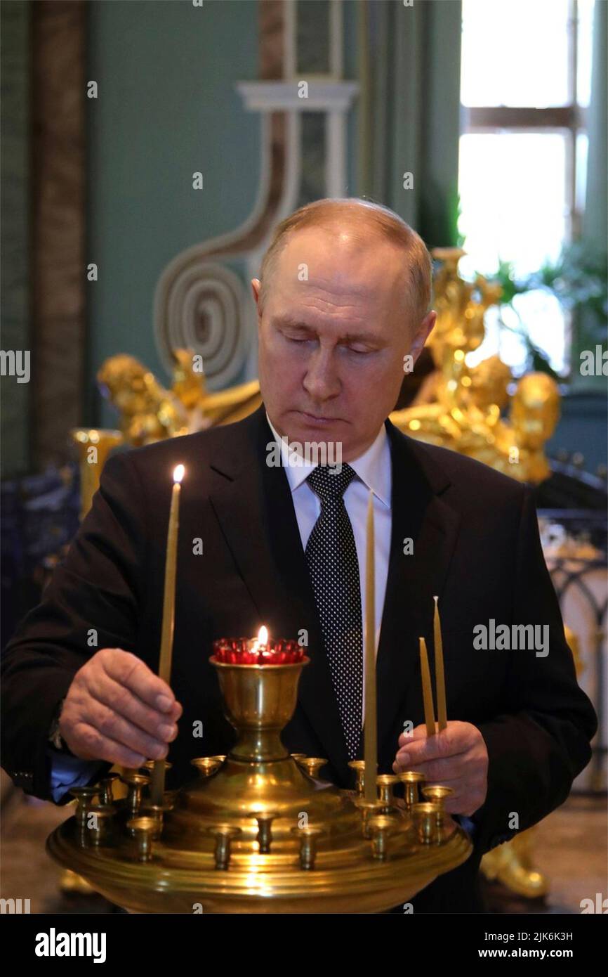 St. Petersburgh, Russland. 31.. Juli 2022. Der russische Präsident Wladimir Putin zündet eine Kerze an, nachdem er eine Naval-Doctrine und die Schiffscharta der russischen Marine unterzeichnet hat, im St. Petersburger Staatlichen Geschichtsmuseum in der Peter-und-Paul-Festung, Juli 31, in St. Petersburg, Russland. Quelle: Mikhail Klimentyev/Kremlin Pool/Alamy Live News Stockfoto