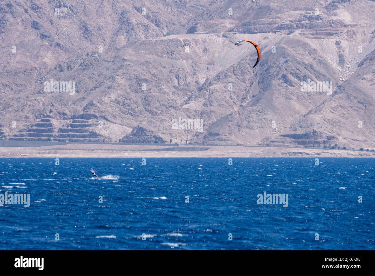 Männer surfen auf lesertem Meer Eilat Stockfoto
