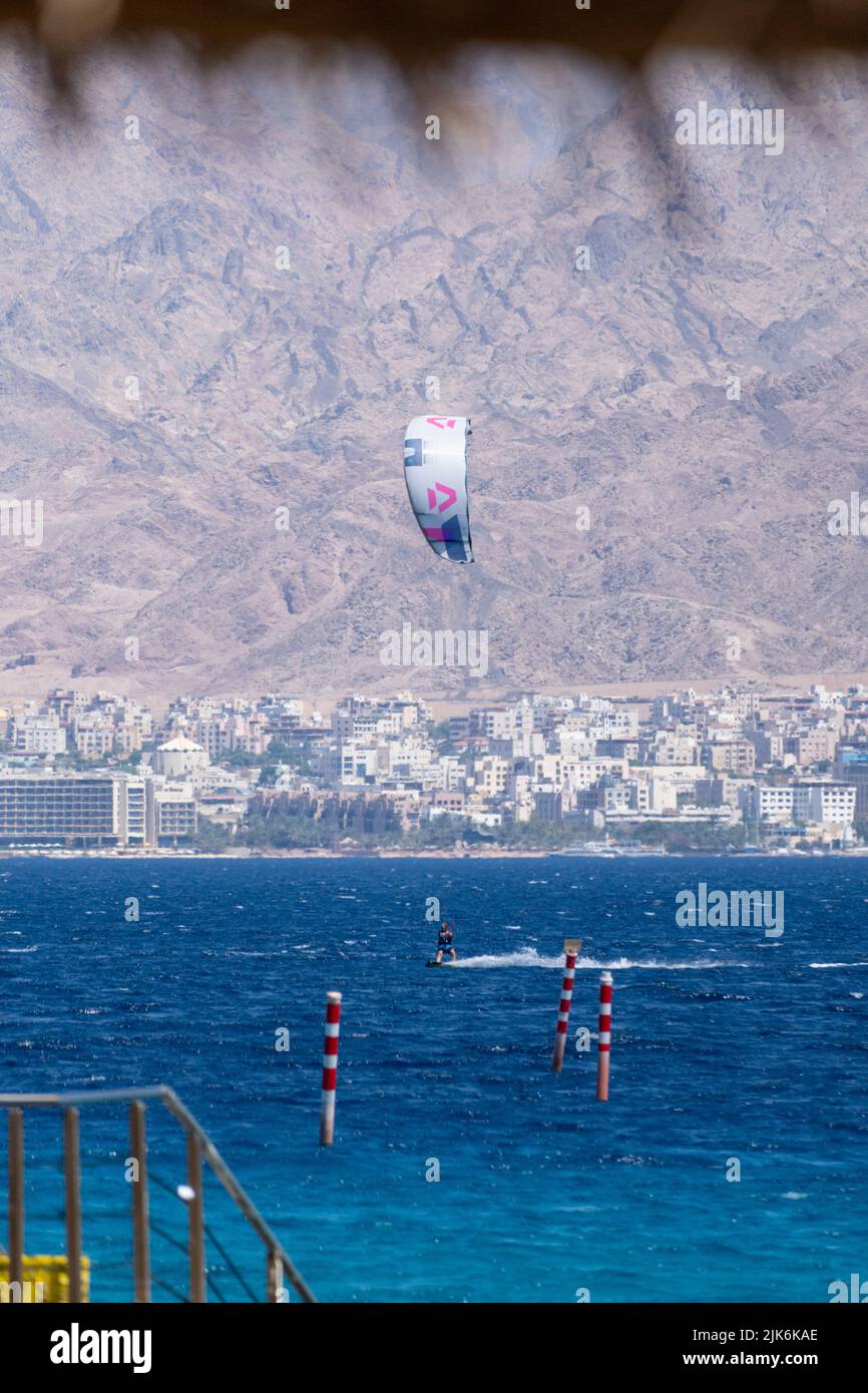 Männer surfen auf lesertem Meer Eilat Stockfoto