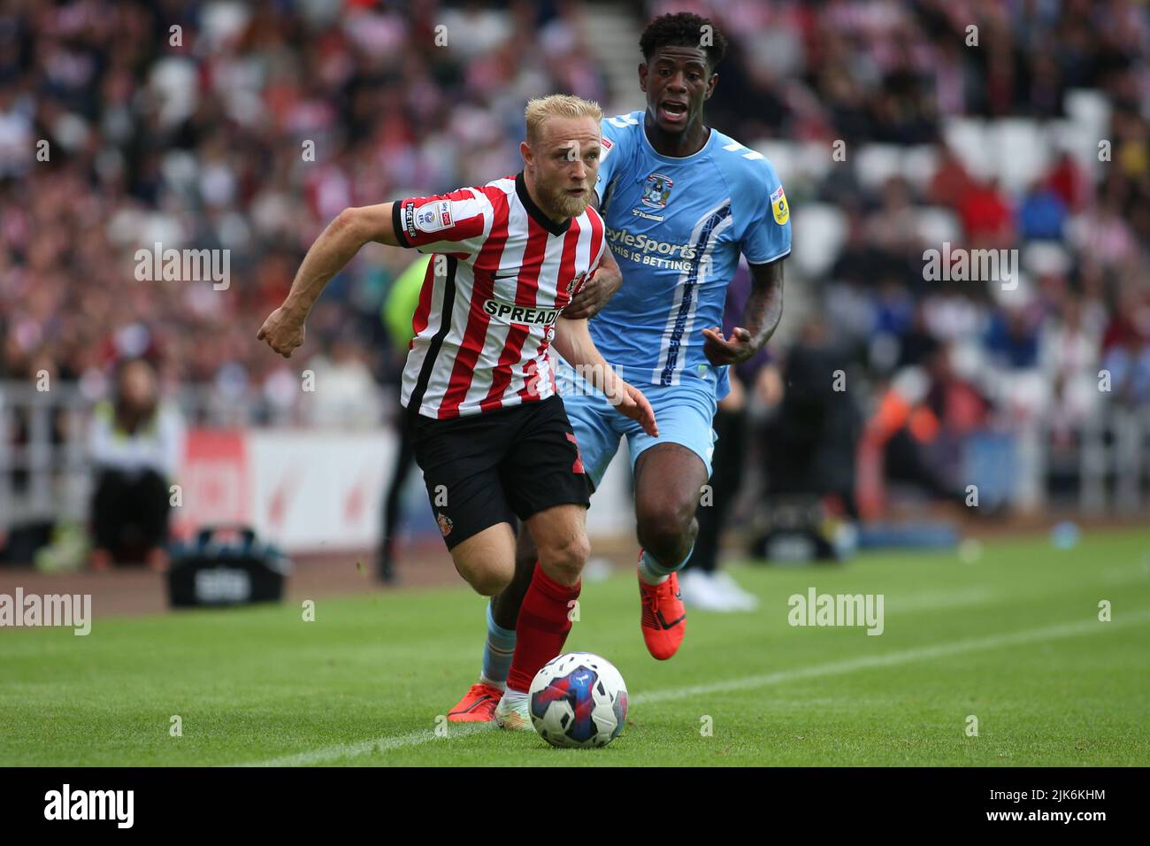 Alex Pritchard von Sunderland geht am Sonntag, dem 31.. Juli 2022, beim Sky Bet Championship-Spiel zwischen Sunderland und Coventry City im Stadion of Light, Sunderland, an Jonathan Panzo von Coventry City vorbei. (Quelle: Michael Driver | MI News) Stockfoto