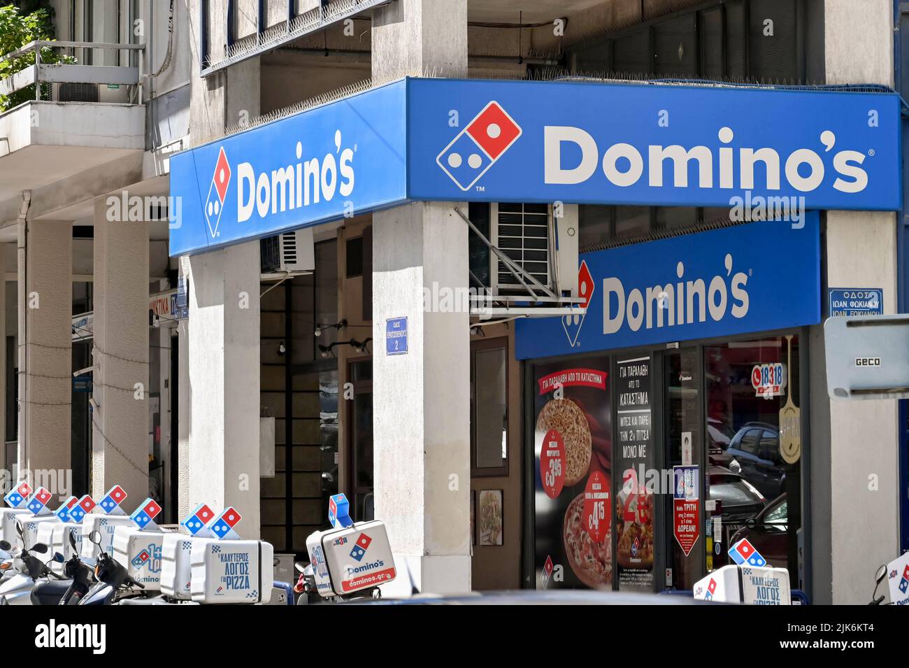 Athen, Griechenland - 2022. Mai: Vor einer Filiale von Domino's Pizzes im Stadtzentrum, mit Lieferrädern vor dem Laden. Stockfoto