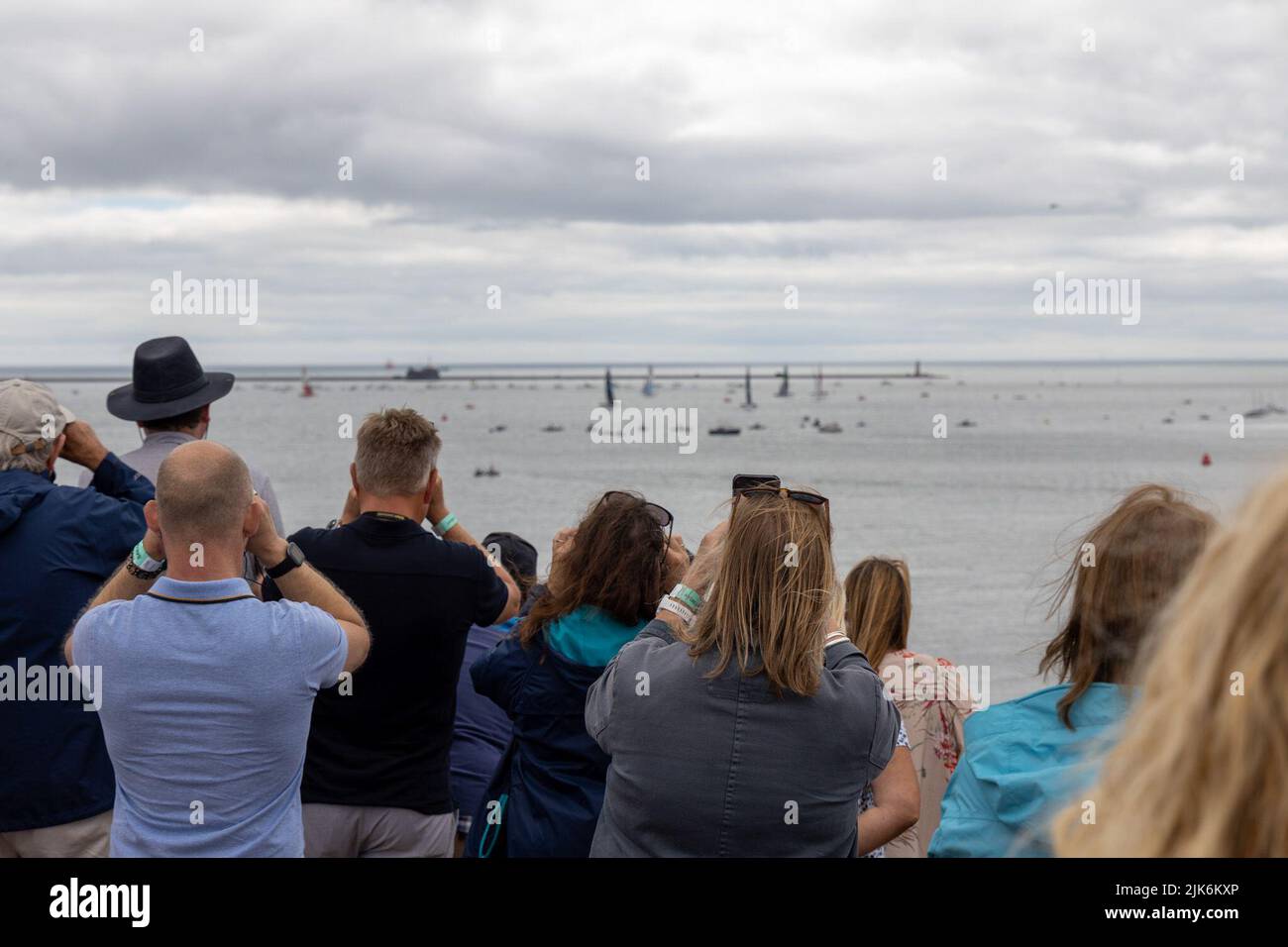 SailGP, Plymouth, Großbritannien. 31.. Juli 2022. Die Menge genießt das Rennen auf Plymouth Hoe, als Ben Ainslie und das Team GB das erste Rennen des Final Day für den Great British Sail Grand Prix gewinnen. In der britischen Ocean City findet das dritte Event der Saison 3 statt, das als das wettbewerbsfähigste Rennen auf dem Wasser zu sehen ist. Die Veranstaltung kehrt am 30-31. Juli nach Plymouth zurück. Kredit: Julian Kemp/Alamy Live Nachrichten Stockfoto