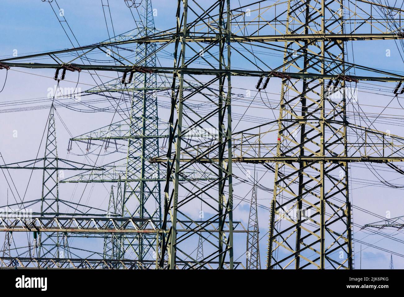 Hochspannungsmasten und Stromleitungen in der Nähe des Waste-to-Energy-Kraftwerks RWE Generation SE, Karnap, Essen, Deutschland Stockfoto