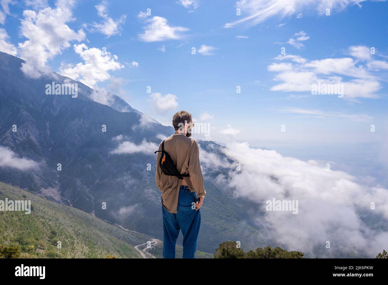 Llogara Albanien - 12.07.2021: Silhütte eines Mannes, der auf das Meer schaut. Natur- und Schönheitskonzept. Albanien Stockfoto