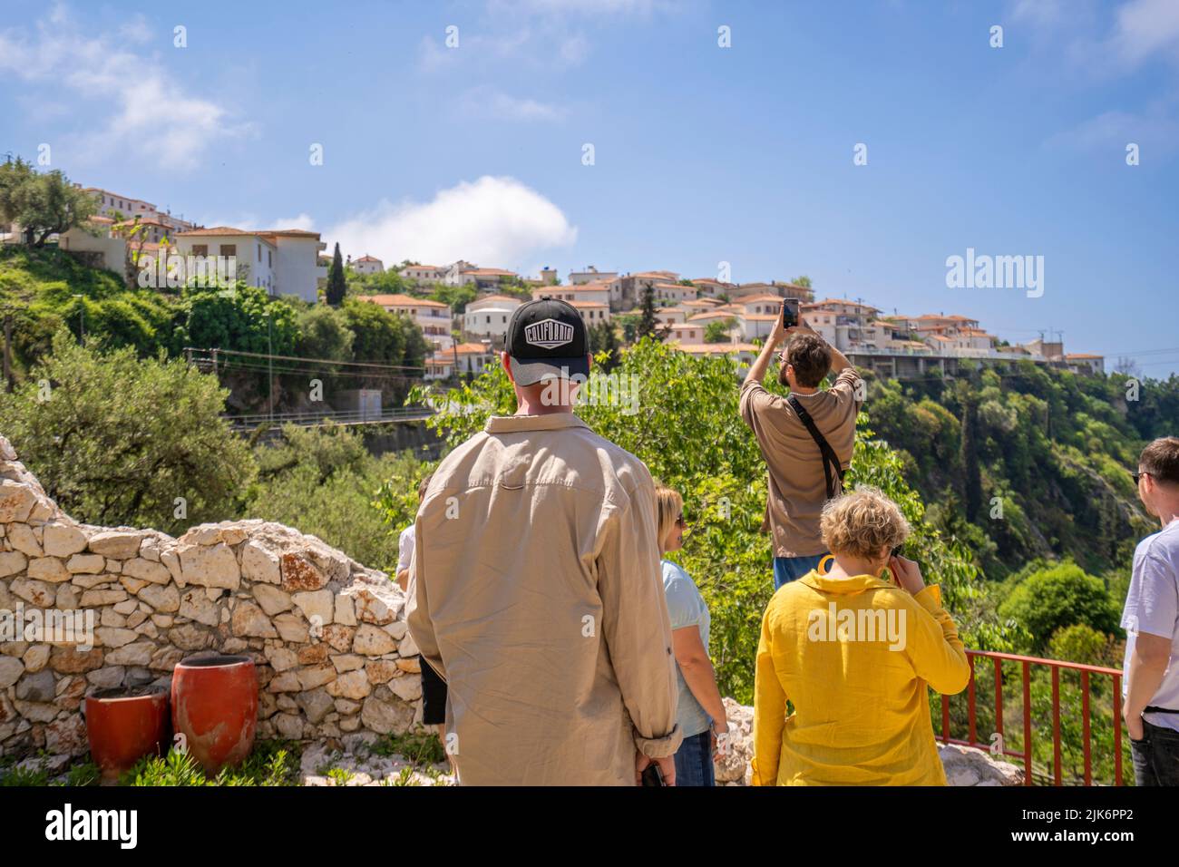 Llogara Albanien - 12.07.2021: Junge glückliche Touristen beobachten die Altstadt in albanien Stockfoto