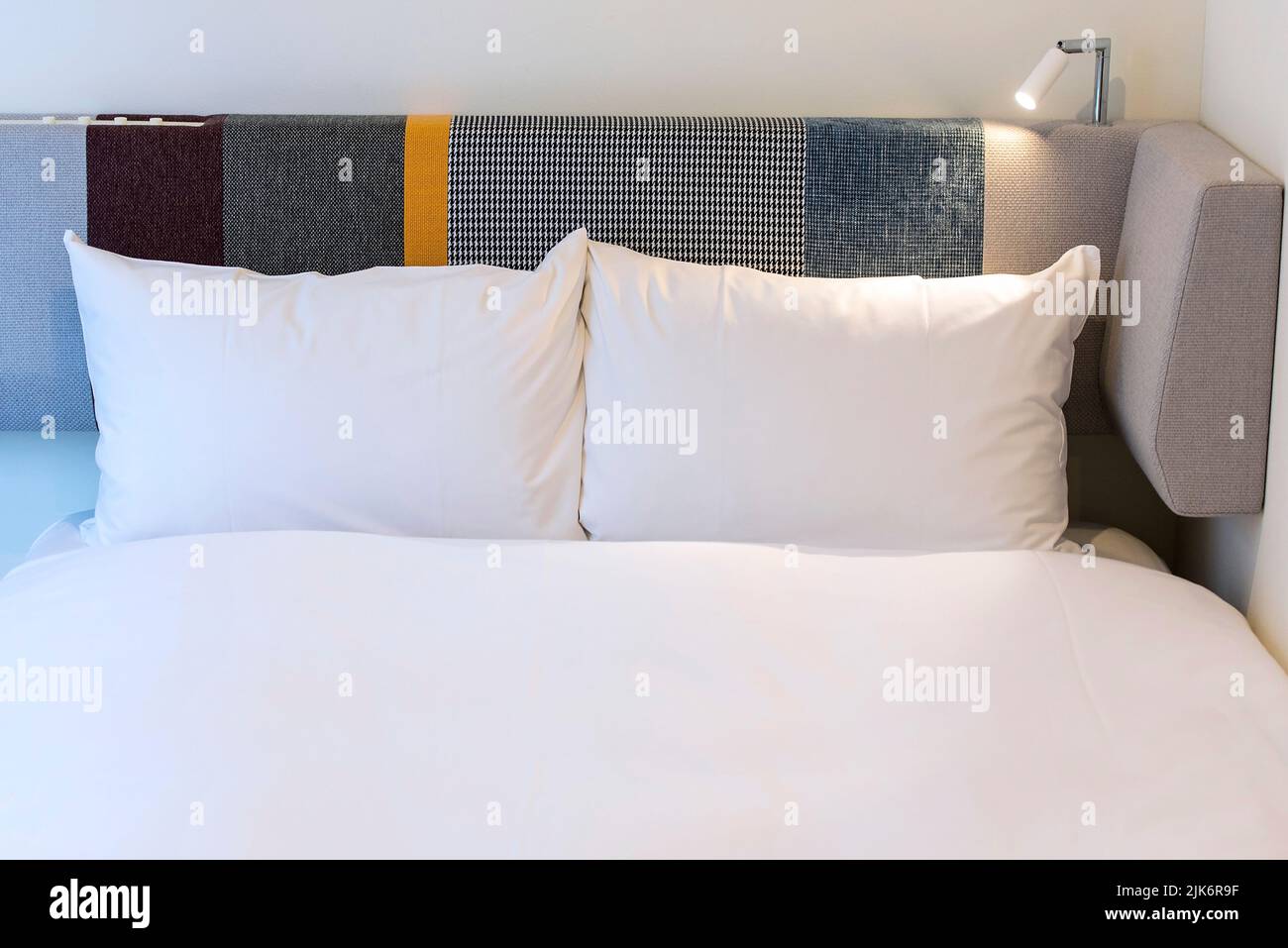 Vorderansicht von zwei weißen Kissen auf einem Bett im Hotel Stockfoto