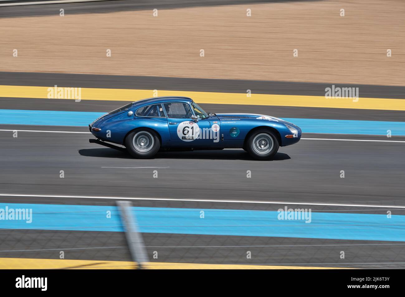Ein Jaguar-Rennwagen der Klasse C, der auf der Rennstrecke von Le Mans schnell von links nach rechts fährt Stockfoto
