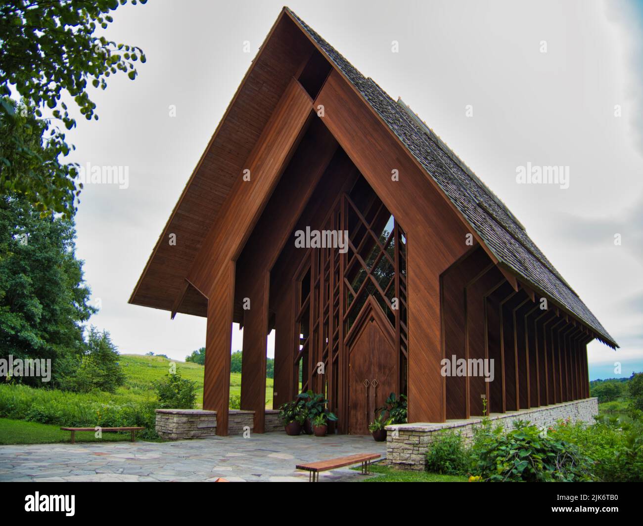 Weitwinkelfoto - vor der abgelegenen Kapelle im ländlichen Kingsville Missouri. Eine schöne Szene würde eine ausgezeichnete Tapete oder einen Druck bilden, um in hom zu hängen Stockfoto
