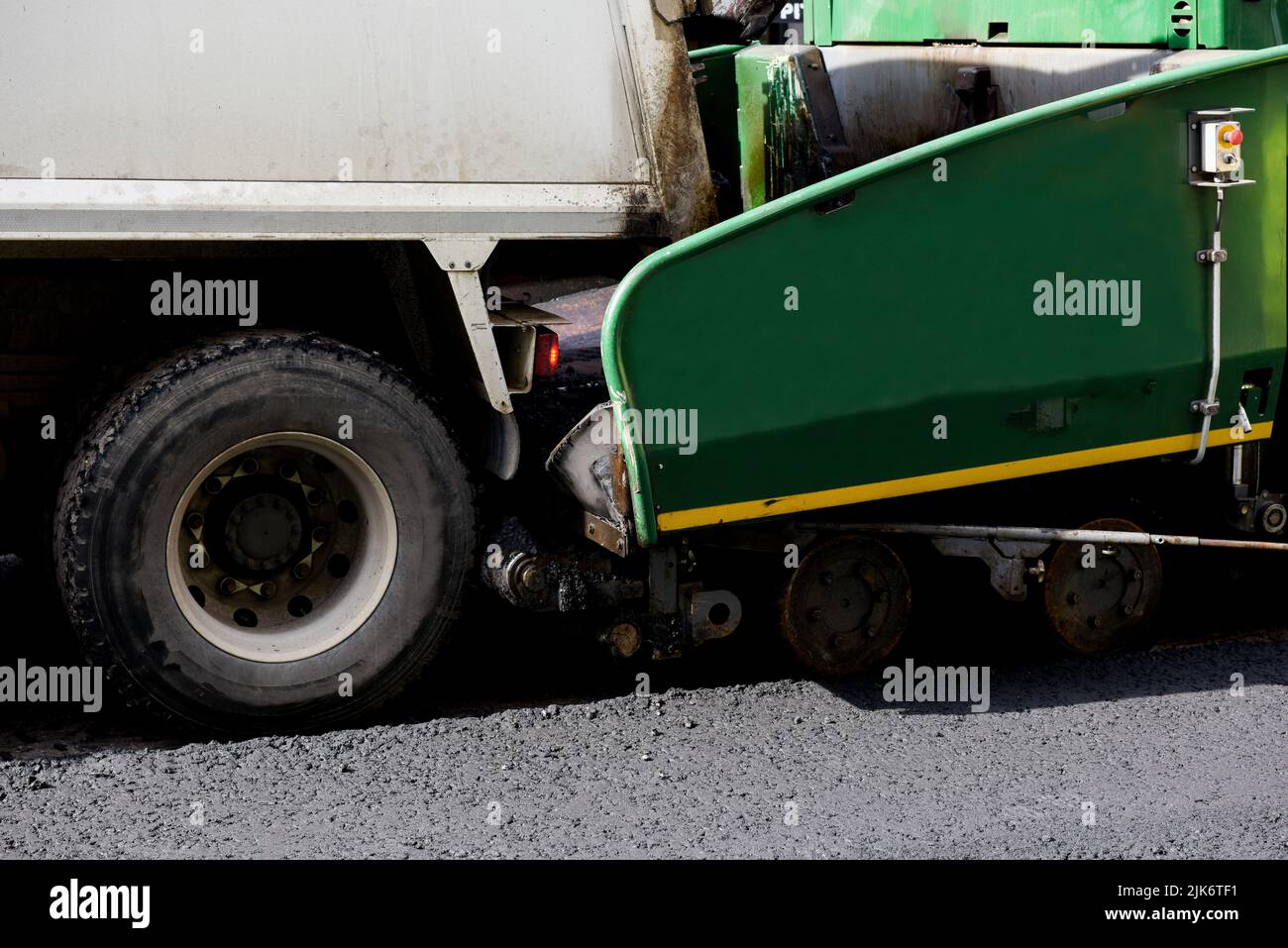 Schwere Spezialmaschine zum Pflastern von Straßen und zum Verlegen von Asphalt Stockfoto