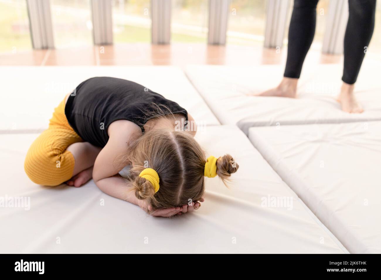 Das kleine Mädchen benasich missbräuchlich, während ihre Mutter neben ihr stand Stockfoto