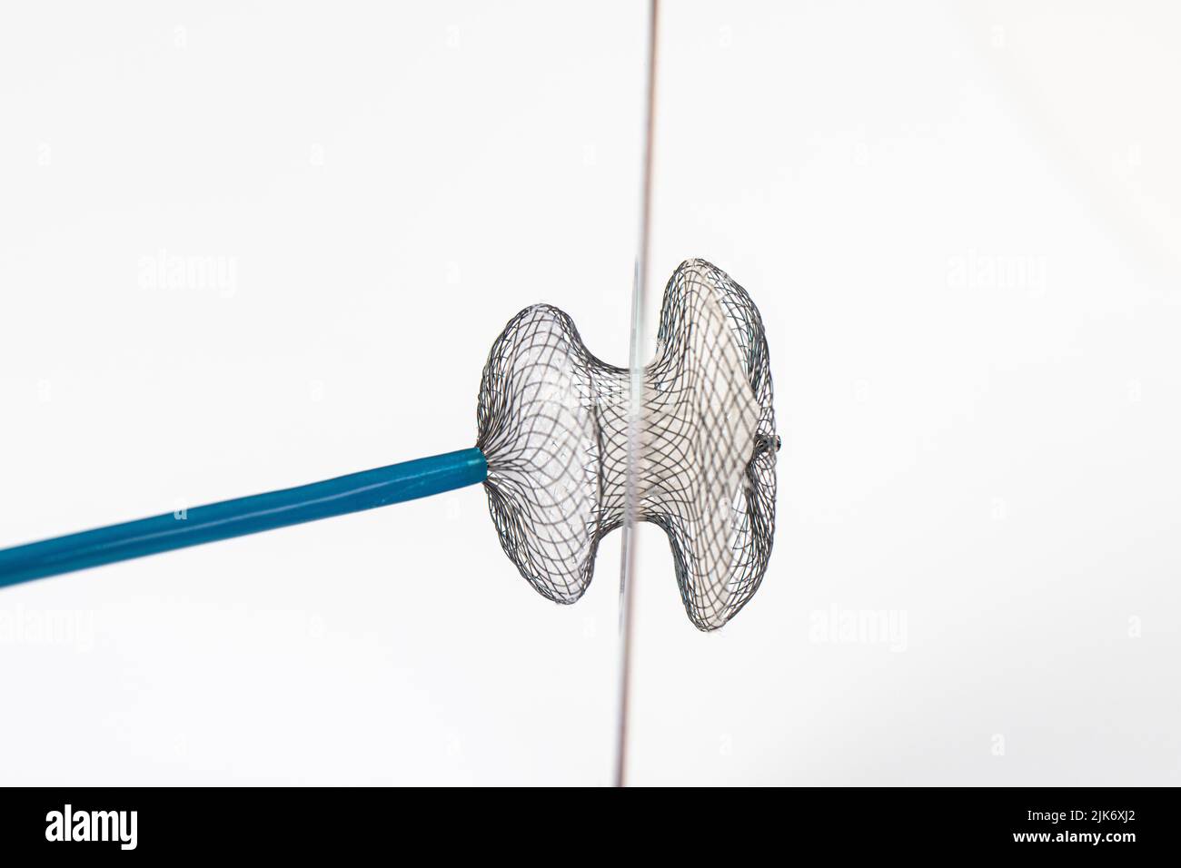 Vorhofflimmern Defekt. Geräte für invasive Kardiologie-Verfahren. Gerät für den Verschluss von Vorhofflimmern auf weißem Hintergrund. Stockfoto