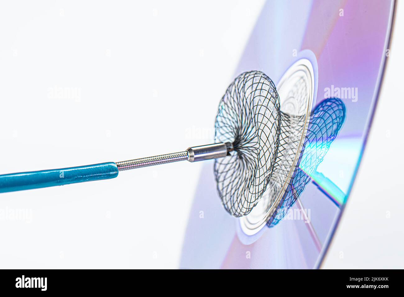 Vorhofflimmern Defekt. Geräte für invasive Kardiologie-Verfahren. Gerät für den Verschluss von Vorhofflimmern auf weißem Hintergrund. Stockfoto