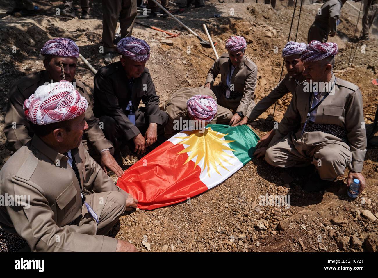 Barzan, Irak. 31.. Juli 2022. Kurdische Männer begraben die Überreste von 100 Barzani-Opfern, die Ende 1980s bei den Anfal-Operationen getötet wurden, auf dem Anfal-Friedhof in Barzan. Das Regime des baathistischen Irak unter Führung von Saddam Hussein hat Ende 1980s gewalttätige Operationen gegen die Kurden durchgeführt, bei denen mindestens 182.000 Tote und 90 % der kurdischen Dörfer zerstört wurden. Quelle: Ismael Adnan/dpa/Alamy Live News Stockfoto