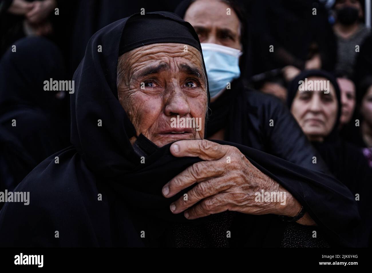 Barzan, Irak. 31.. Juli 2022. Eine ältere kurdische Frau nimmt an einer Beerdigungszeremonie für die Überreste von 100 Barzani-Opfern Teil, die Ende 1980s bei den Anfal-Operationen getötet wurden. Das Regime des baathistischen Irak unter Führung von Saddam Hussein hat Ende 1980s gewalttätige Operationen gegen die Kurden durchgeführt, bei denen mindestens 182.000 Tote und 90 % der kurdischen Dörfer zerstört wurden. Quelle: Ismael Adnan/dpa/Alamy Live News Stockfoto