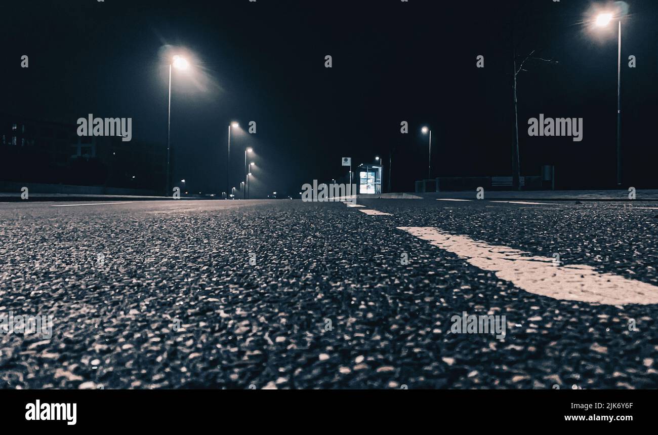 Nahverkehrsstraße mit Leitlinie während einer kalten Winternacht in deutschland Stockfoto