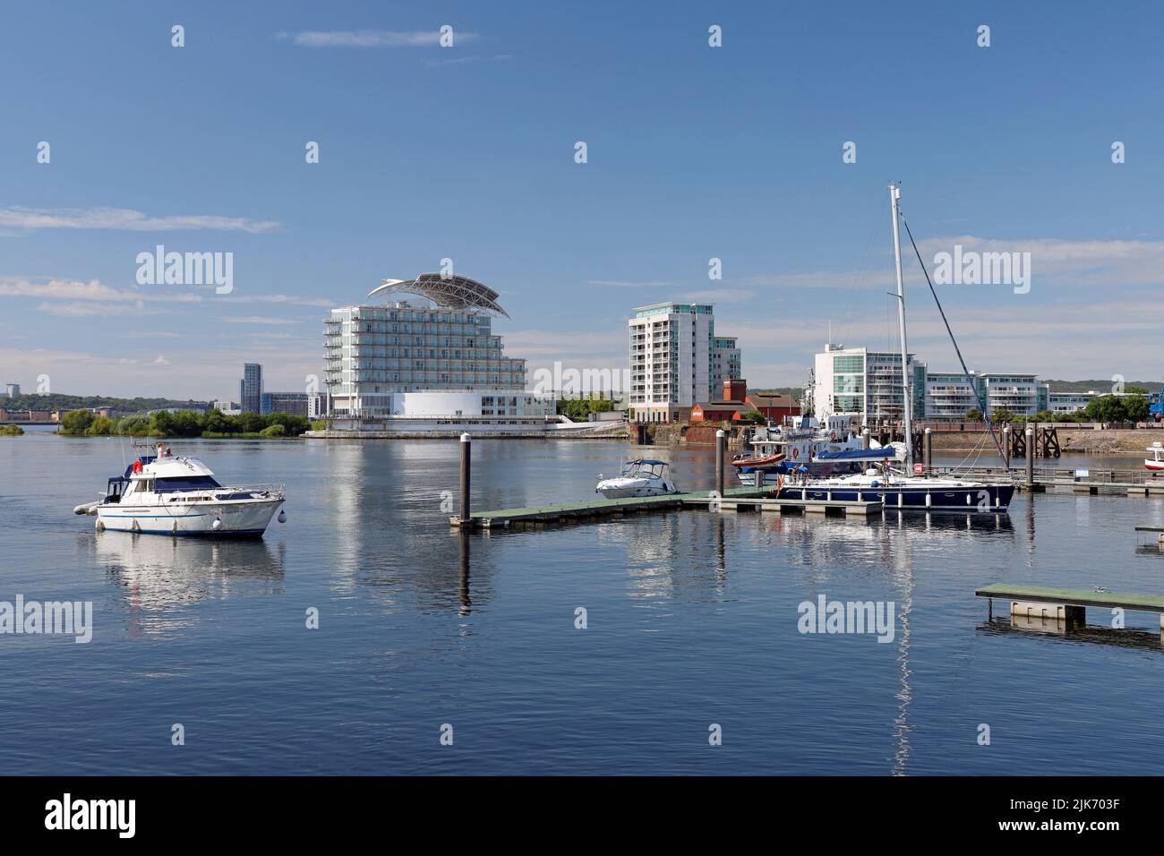 Cardiff Bay mit St Davids (Voco) Hotel und Spa auf der anderen Seite des Wassers. Der Start kommt an den Anlegestellen. Juli 2022 Stockfoto