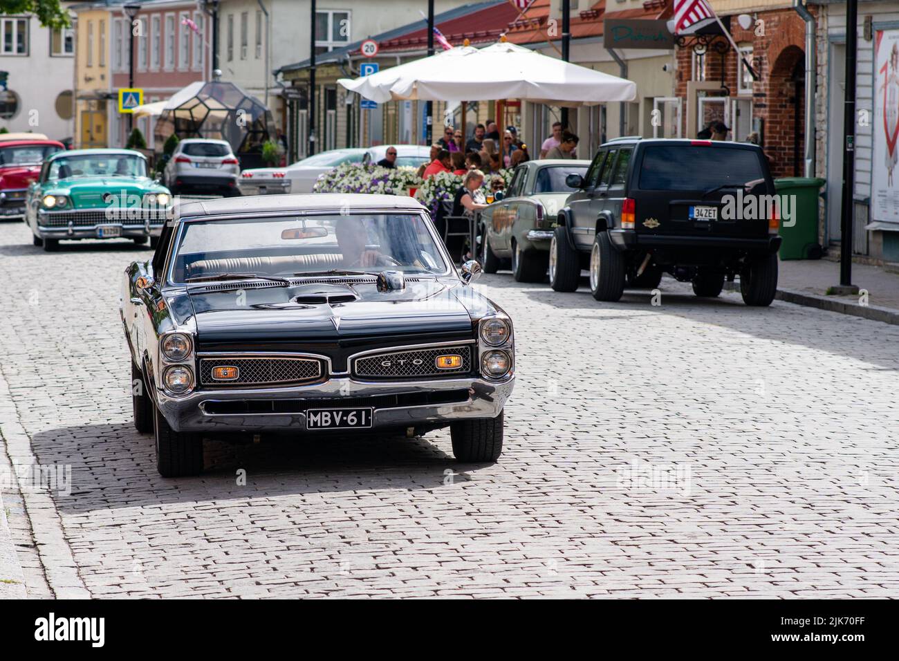 Haapsalu, Estland - 15. Juli 2022. Ein altes schönes Oldtimer des amerikanischen Herstellers Pontiac auf einer American Beauty Car Show in einem estnischen Küstenort Stockfoto
