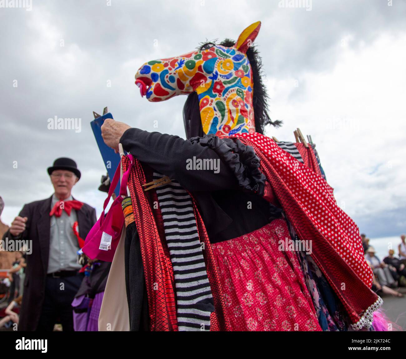 Sidmouth, Großbritannien. 31.. Juli 2022 Horsing Around: Sidmouth Horse Trials, eine Veranstaltung für Hobbypferde und 'Beasts', die im Rahmen des jährlichen Folk Festivals stattfindet, nach den letzten Covid-Jahren wieder in vollem Gange. Tony Charnock/Alamy Live News Stockfoto
