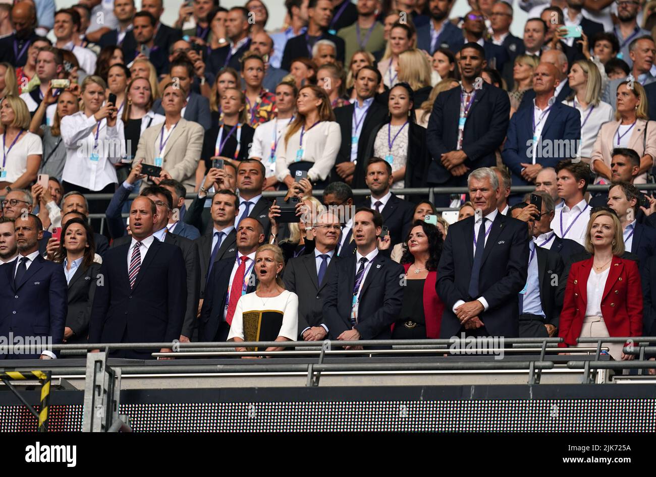 Der Herzog von Cambridge (links) steht als Premierministerkandidatin Lizz Truss (rechts) während des UEFA Women's Euro 2022 Finales im Wembley Stadium, London, auf der Tribüne. Bilddatum: Sonntag, 31. Juli 2022. Stockfoto