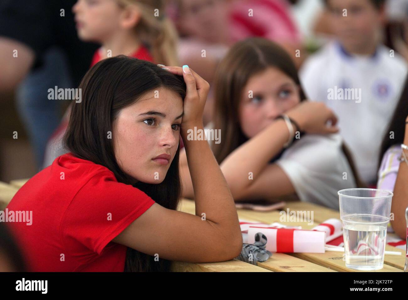 Fans von Aylesbury United WFC, dem ehemaligen Klub der Lionesses, leiten Ellen White in Bierton, Aylesbury, und sehen sich eine Vorführung des UEFA Women's Euro 2022 Finales im Wembley Stadium, London, an. Bilddatum: Sonntag, 31. Juli 2022. Stockfoto