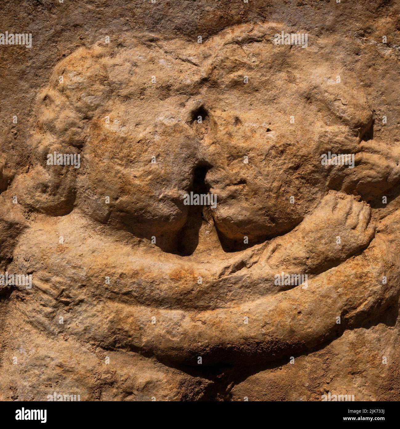 Putti oder Cherubs, die in Relief auf einem geplünderten römischen Steinsarkophag in der Nekropole von Manastirine, außerhalb der Mauern der griechischen und römischen Stadt Salona, in Solin bei Split, Dalmatien, Kroatien, gemalt wurden. Bilder aus der griechisch-römischen Mythologie werden hier mit späteren christlichen Symbolen vermischt, die an Märtyrer erinnern, die von Kaiser Diokletian hingerichtet wurden. Stockfoto