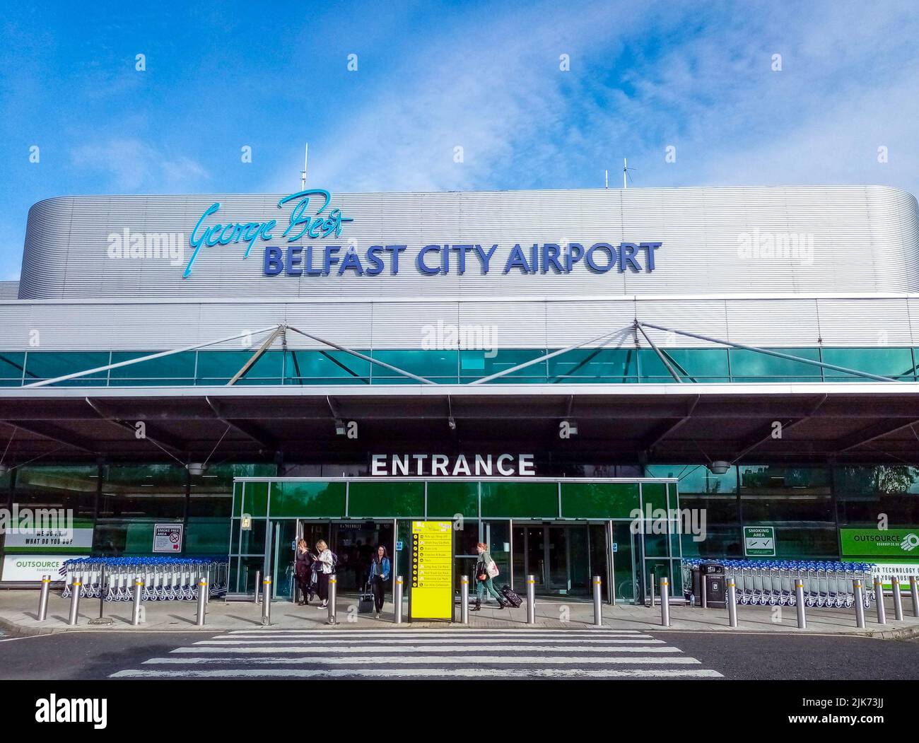 Belfast, Großbritannien, Juli 2019. Der Haupteingang des George Best Belfast City Airport an einem sonnigen Tag. Stockfoto