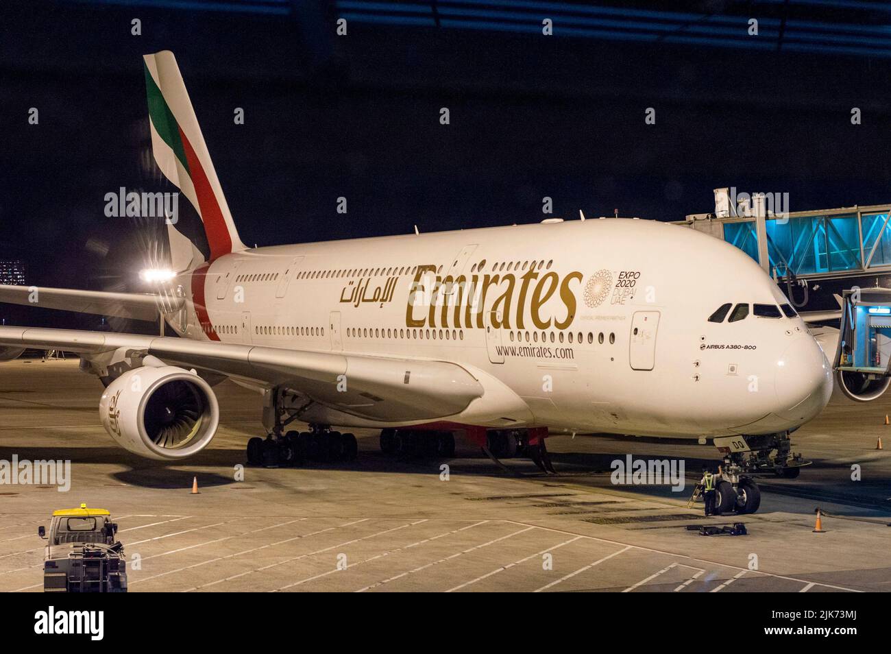 Peking, China, August 2019. Ein Emirates-Flugzeug stoppte in der Nacht am internationalen Flughafen Peking. Stockfoto