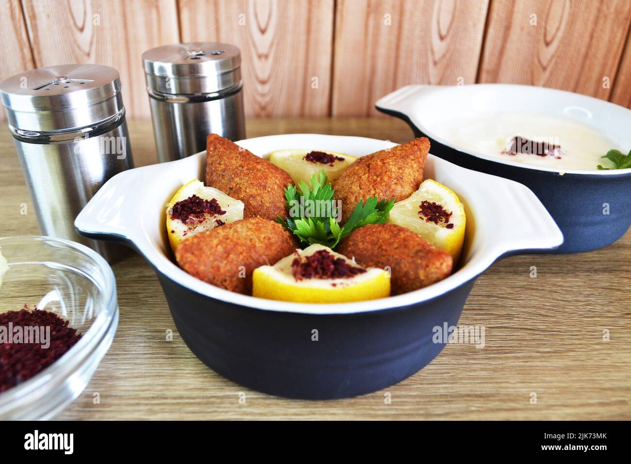 Kubbeh, eine mittelöstliche Vorspeise, serviert in einer dekorierten Schüssel auf einem Tisch Stockfoto