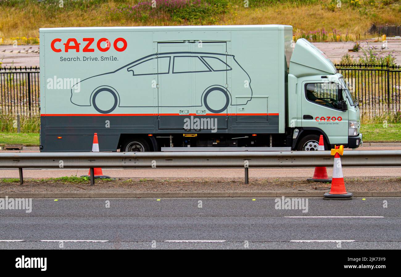 A Cazoo Search, Drive, Smile fuhr mit einem Lieferwagen auf der Kingsway West Dual Carrageway in Dundee, Großbritannien Stockfoto