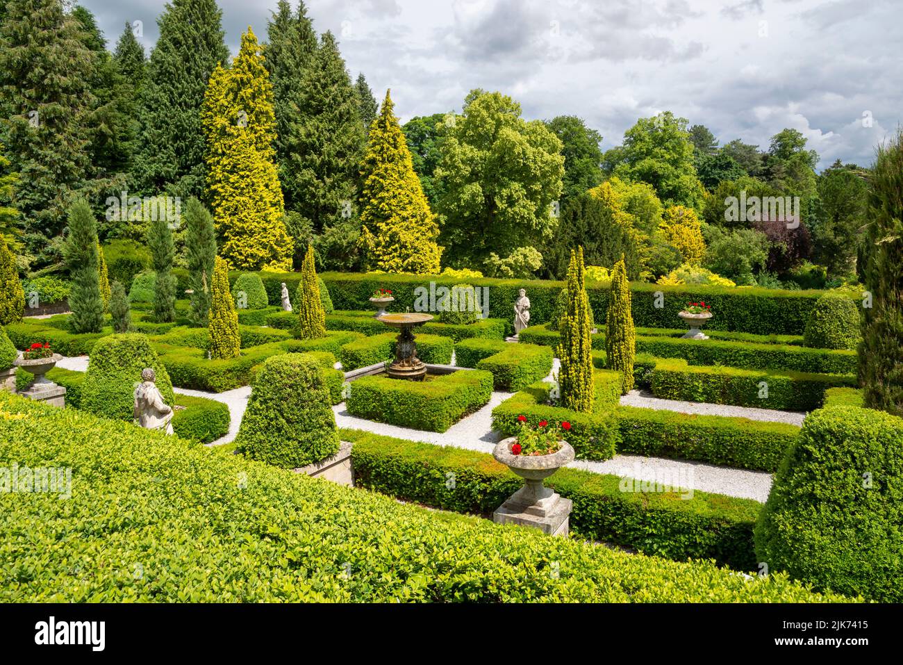 Topiary Garden in Thornbridge Hall Gardens in der Nähe von Bakewell, Derbyshire, England. Stockfoto