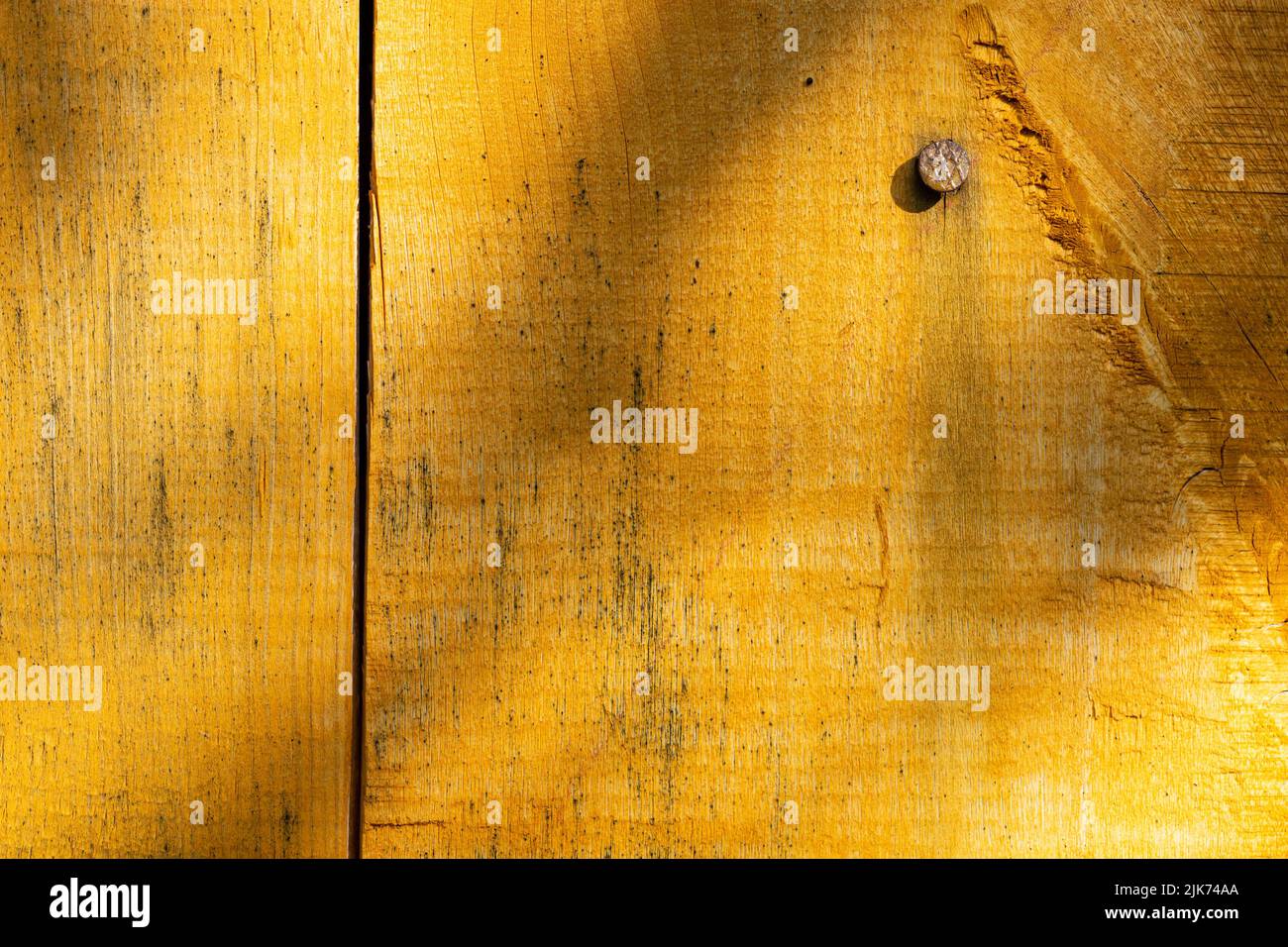 Alter Holzhintergrund mit Licht und Schatten. Abstrakter Holzhintergrund mit kreativer Beleuchtung Stockfoto