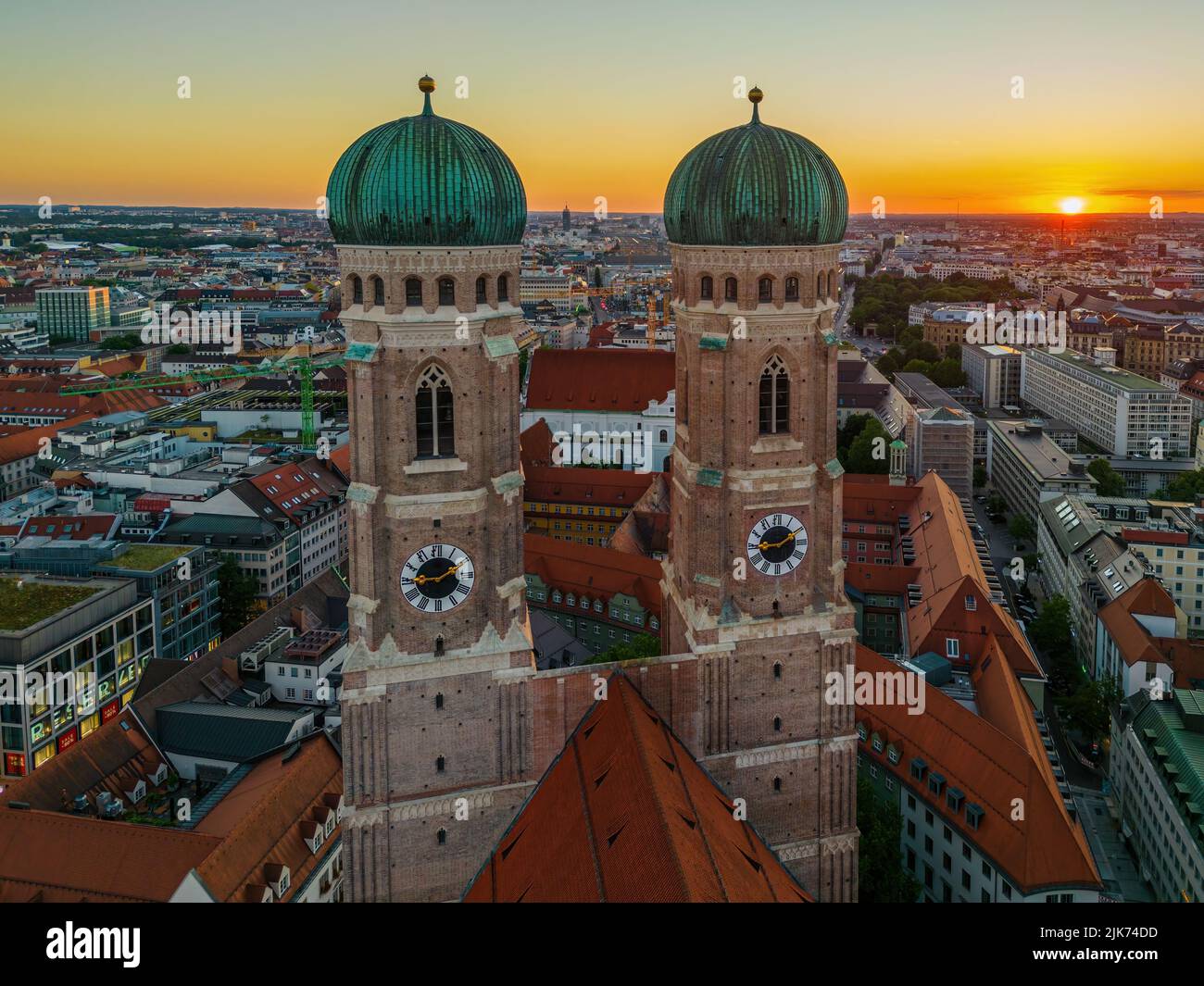 Wunderbarer Sonnenuntergang hinter den Frauenkirche-Türmen in München Stockfoto