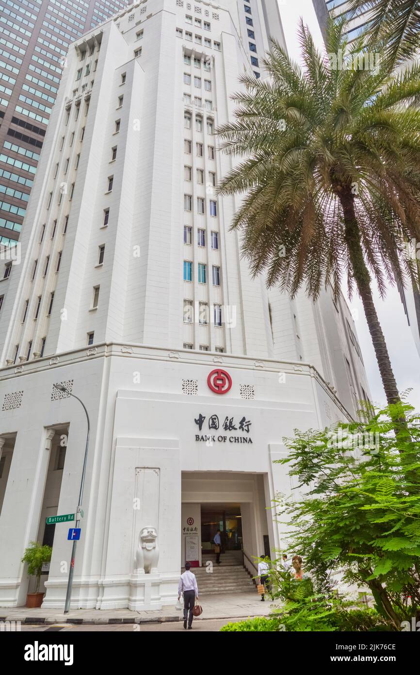 Bank of China, Battery Road, Singapur. Das modernistische Gebäude stammt aus dem Jahr 1954 und wurde von Palmer und Turner aus Hongkong entworfen. Die Löwen bewachen Stockfoto