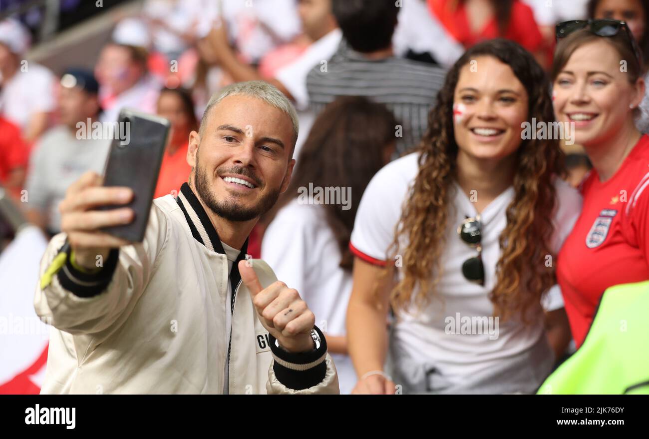 London, Großbritannien. 31.. Juli 2022. „Instagram-Star“ die F2 posiert für Selfies mit Fans während des Spiels der UEFA Women's European Championship 2022 im Wembley Stadium, London. Bildnachweis sollte lauten: Paul Terry / Sportimage Kredit: Sportimage/Alamy Live Nachrichten Kredit: Sportimage/Alamy Live Nachrichten Stockfoto