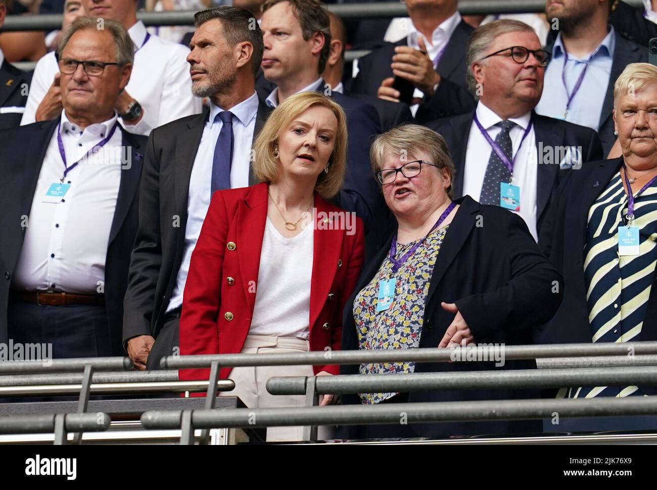 Die Premierministerkandidatin Lizz Truss (links), Dr. Therese Coffey, hat sich vor dem UEFA Women's Euro 2022 Finale im Wembley Stadium, London, auf die Tribüne gestellt. Bilddatum: Sonntag, 31. Juli 2022. Stockfoto