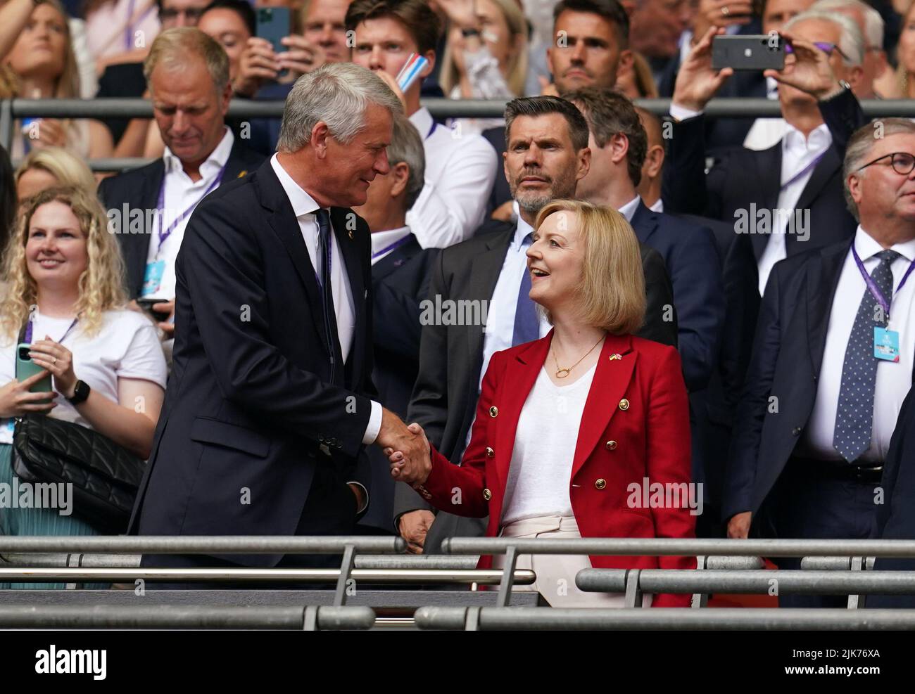 Die Premierministerkandidatin Lizz Truss (rechts) mit dem UEFA-Kandidaten David Gill in der Tribüne vor dem Finale der UEFA-Europameisterschaft 2022 der Frauen im Wembley-Stadion in London. Bilddatum: Sonntag, 31. Juli 2022. Stockfoto