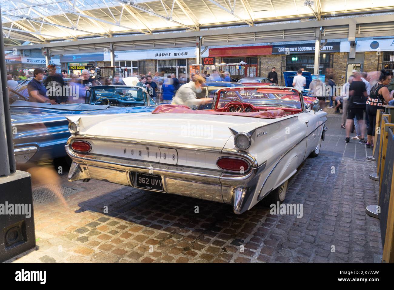 „Park it in the Market“-Oldtimer-Show auf dem Greenwich Market im Südosten von London, England, Großbritannien Stockfoto