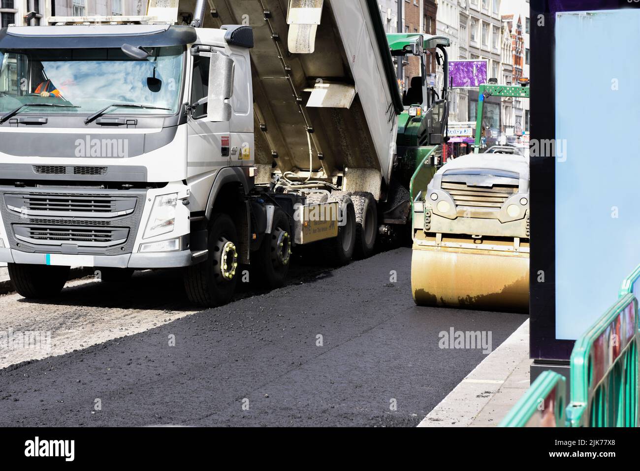 Schwere Spezialmaschine zum Pflastern von Straßen und zum Verlegen von Asphalt Stockfoto