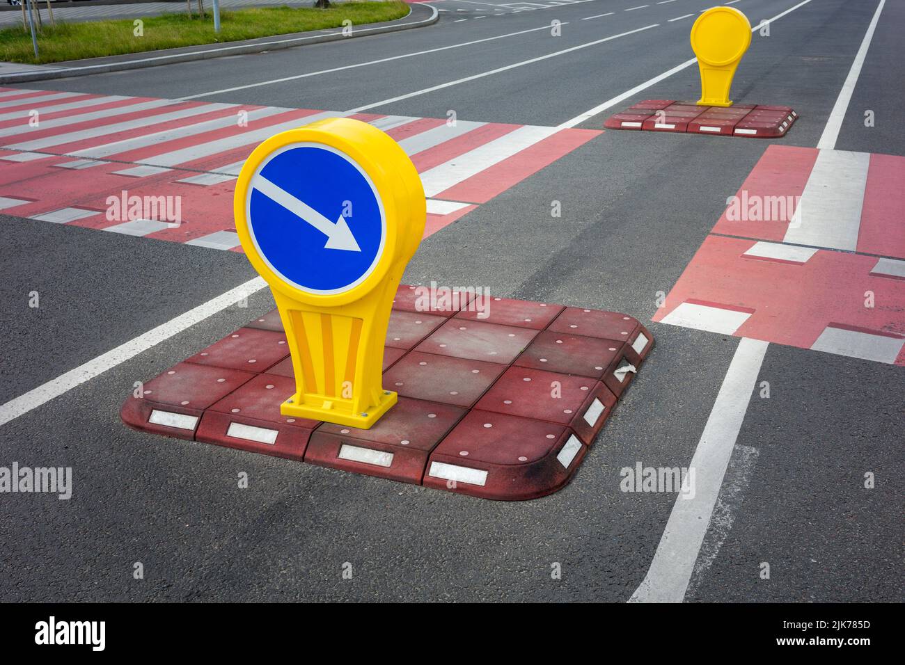 Sicherheitsinsel mit Verkehrsschild für Auto, Fußgängerüberweg in der Stadt Stockfoto