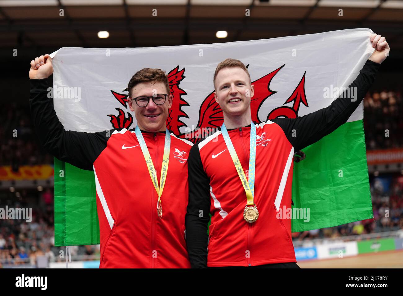 Wales’ James Ball und Matthew Rotherham mit ihren Goldmedaillen nach dem Männer Tandem B Sprint im Lee Valley VeloPark am dritten Tag der Commonwealth Games 2022 in London. Bilddatum: Sonntag, 31. Juli 2022. Stockfoto