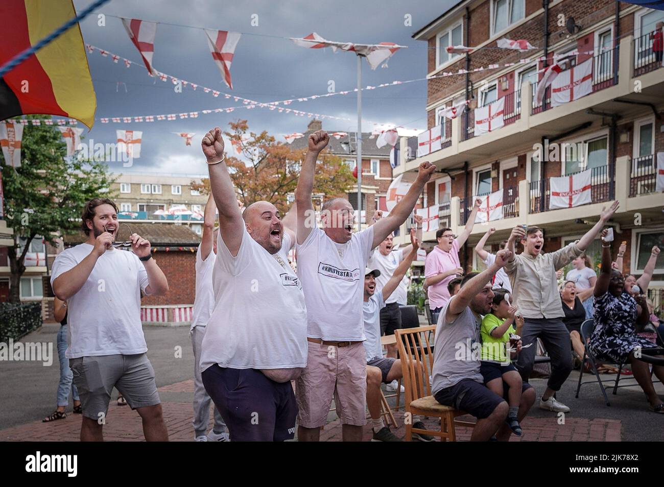 London, Großbritannien. 31.. Juli 2022. UEFA Womens EURO 2022: England gegen Deutschland. Die Bewohner des Kirby-Anwesens in Bermondsey feiern im Finale das erste Tor Englands. Kredit: Guy Corbishley/Alamy Live Nachrichten Stockfoto