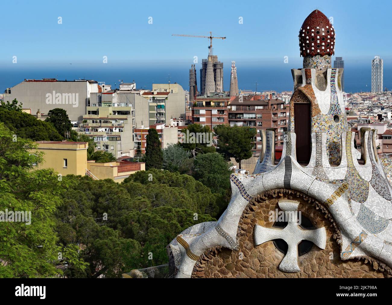 Nahaufnahme der aus Stein gebauten Casa del Guarda. Das mosaikbedeckte Dach und die pilzförmige Kuppel wirken wie ein Märchen aus dem Park Güell, Barcelona. Stockfoto