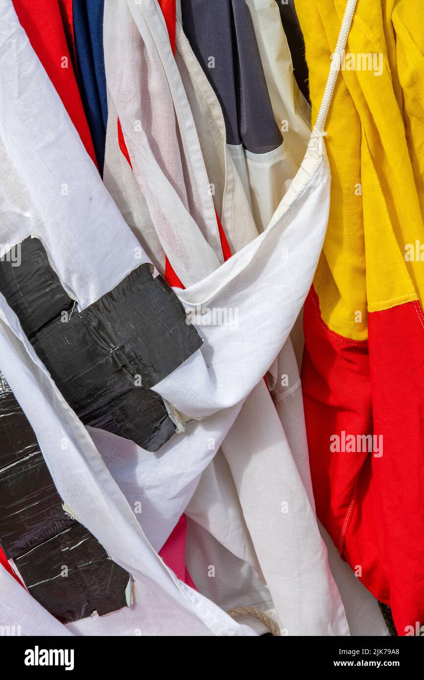 Seefahnen in Nahaufnahme, farbenfrohe nautische und maritime Flaggen, mehrfarbige Seefahnen zur Signalgebung auf See, Codefahnen. Stockfoto