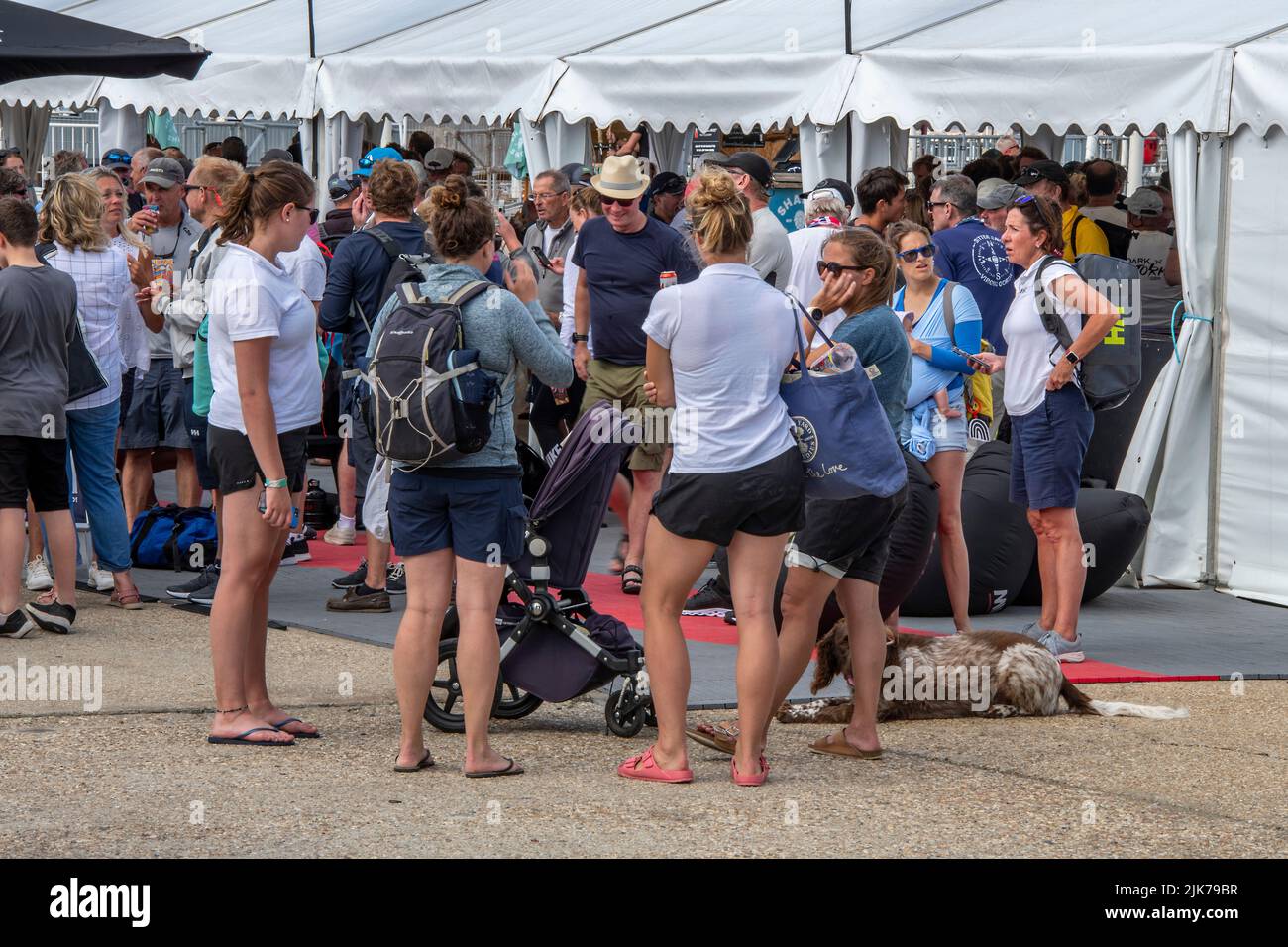 Zuschauer und Menschenmassen bei der jährlichen cowes Week Segler- und Segelregatta, die sich bei Veranstaltungen an Land in der Stadt cowes auf der Insel wight treffen Stockfoto