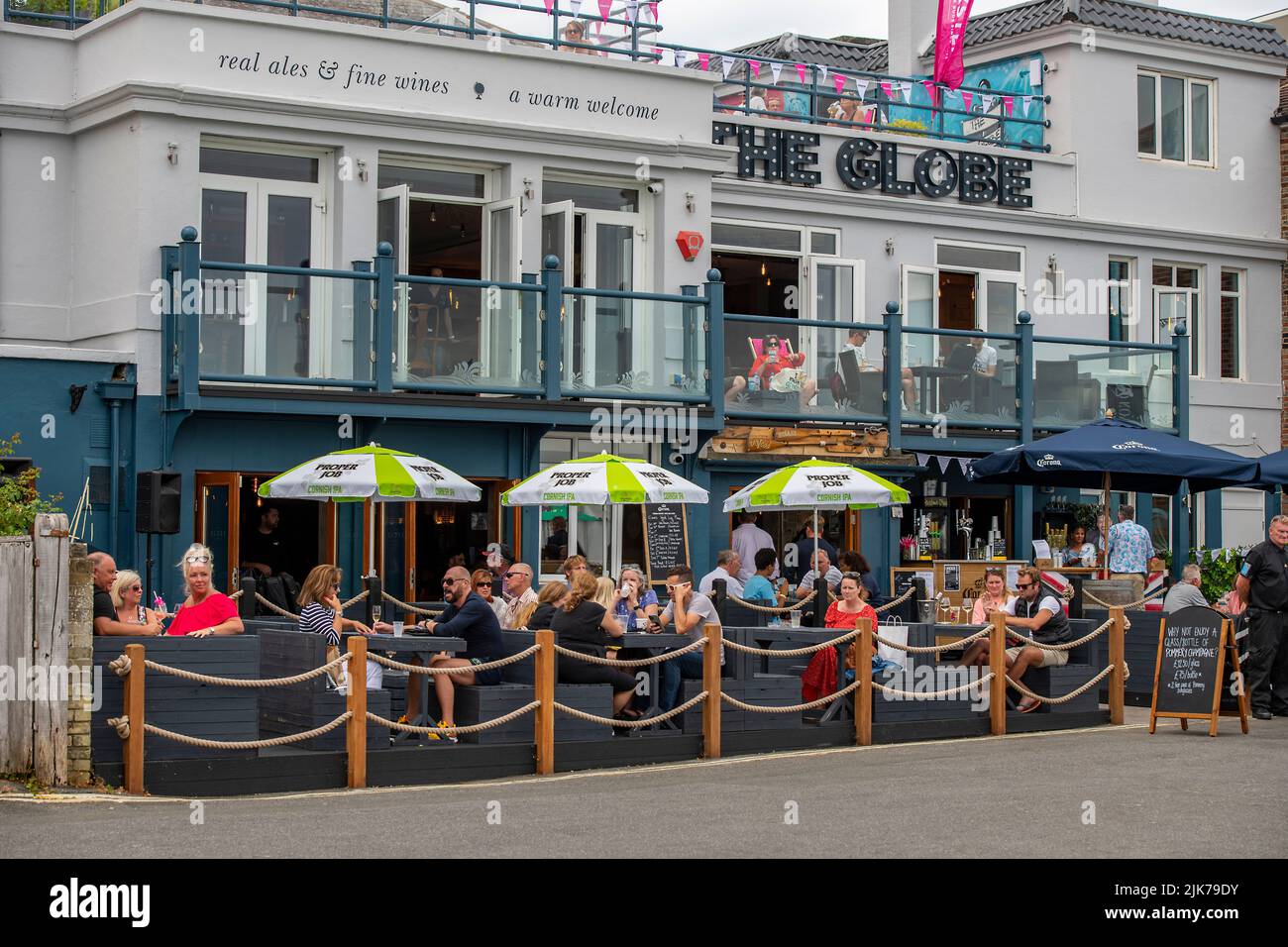 Zuschauer und Menschenmassen bei der jährlichen cowes Week Segler- und Segelregatta, die sich bei Veranstaltungen an Land in der Stadt cowes auf der Insel wight treffen Stockfoto