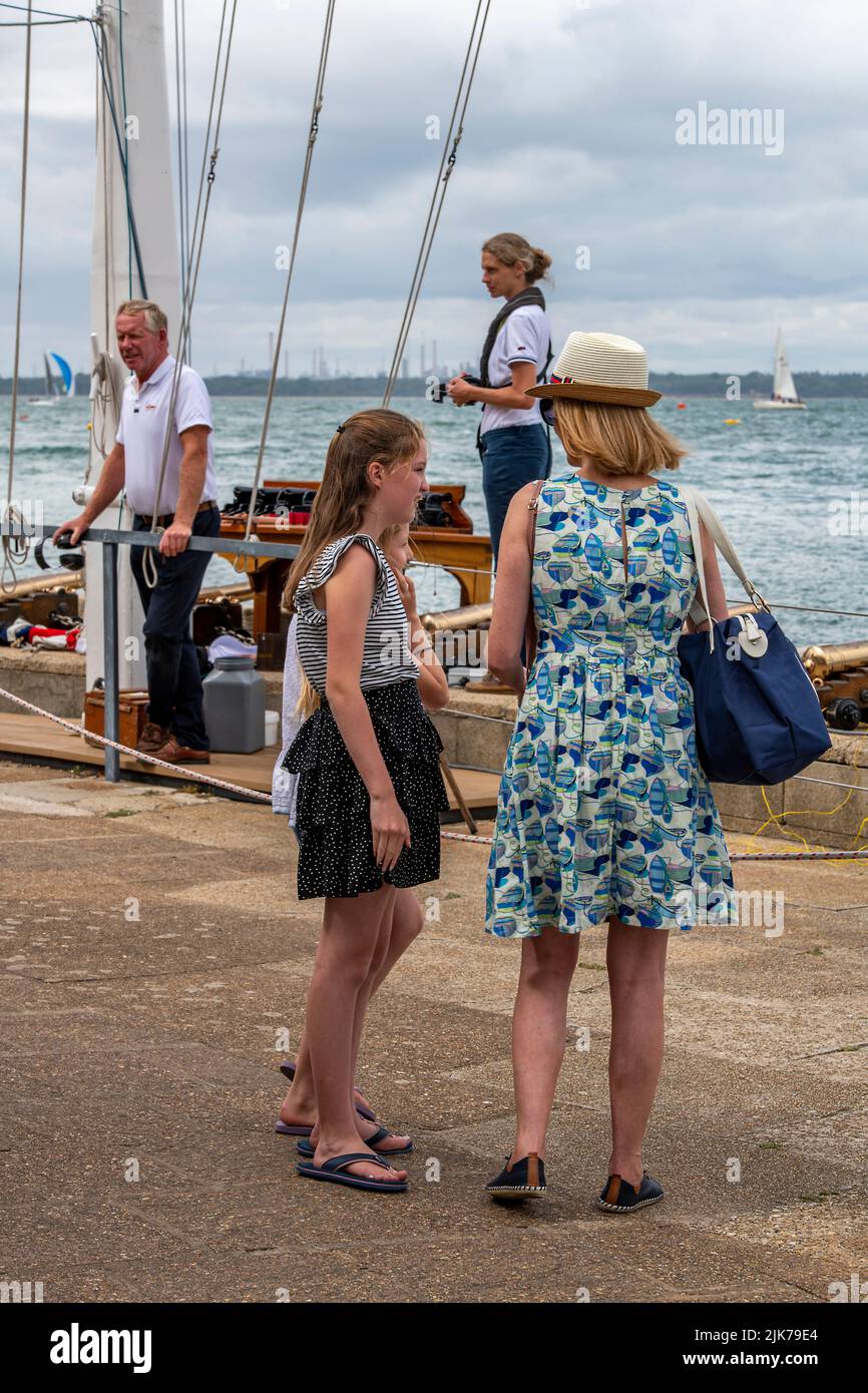 Mutter und Tochter an der Statrtlinie der Riyal Yacht Squadron in der cowes Week Yacht- und Segelregatta auf der Insel wight uk, Familie, nah. Stockfoto